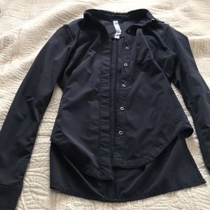 Lululemon EUC Urbanite button up collar ripstop shirt with side detailing